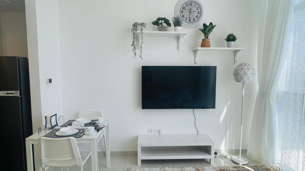 Newly Furnished Bright And Cozy - Damac Hills अपार्टमेंट *